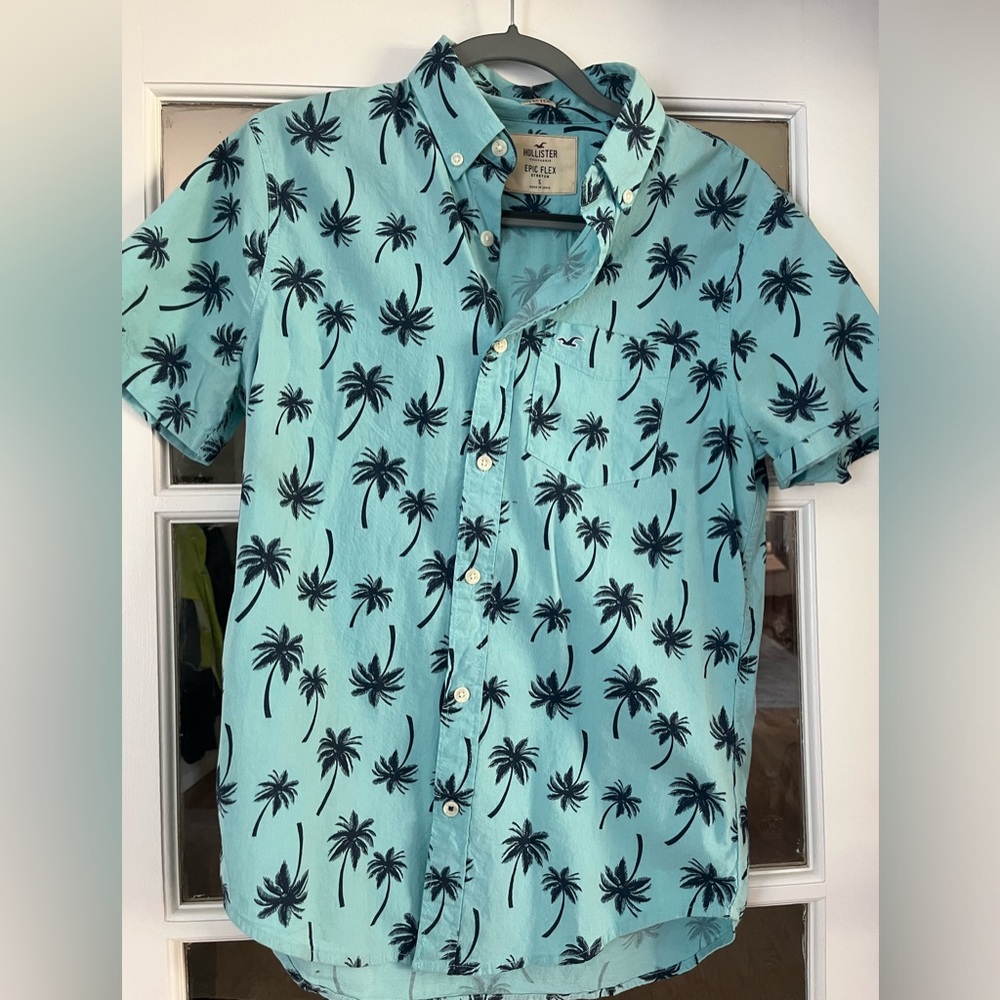 Hollister-Short Sleeve Button down Shirt- size small